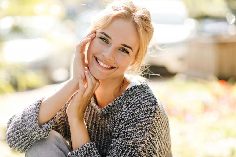 junge glückliche Frau mit blondes Haar und Lächeln im gesicht